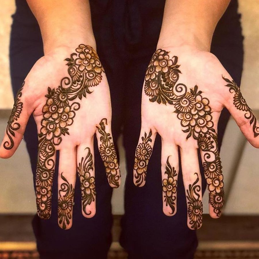 Captivating-Arabian-Mehndi-Design-for-Half-Hand